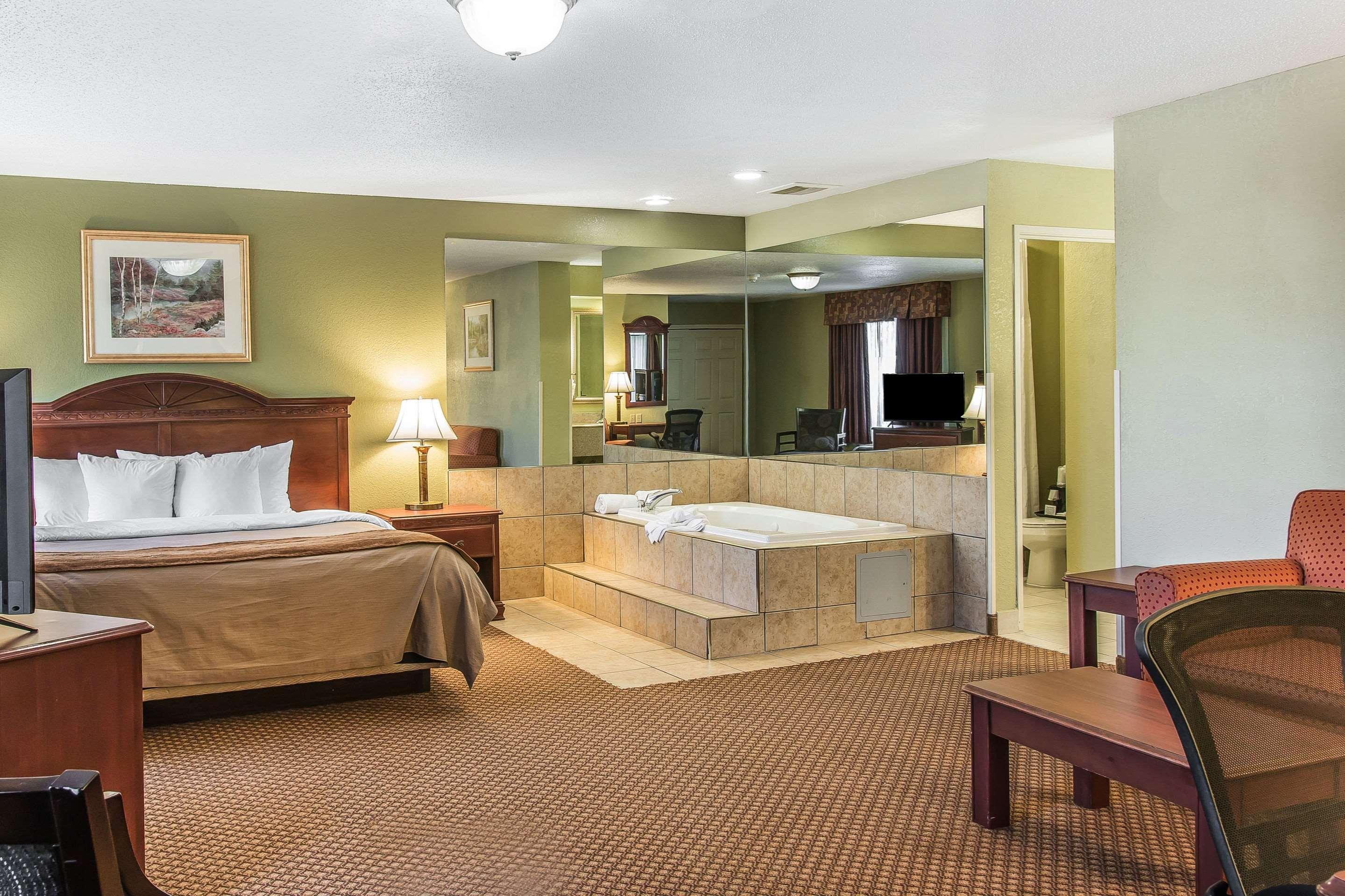 Quality Inn & Suites Ann Arbor Hwy 23 Exteriör bild